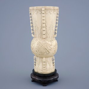 A Chinese carved ivory vase of archaic form on a wooden base, 19th C. — 照片 2