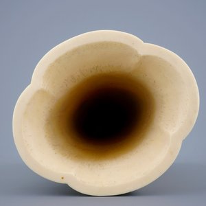 A Chinese carved ivory vase of archaic form on a wooden base, 19th C. — 照片 5