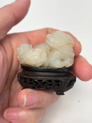 A Chinese carved jade 'Buddhist Lions' group, 19th C. — foto 2