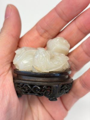 A Chinese carved jade 'Buddhist Lions' group, 19th C. — foto 4