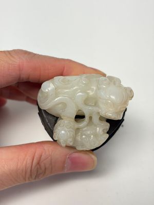 A Chinese carved jade 'Buddhist Lions' group, 19th C. — foto 5