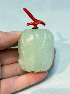 A Chinese carved jade melon-form snuff bottle with a red coral stopper, 1820-1880 — foto 1
