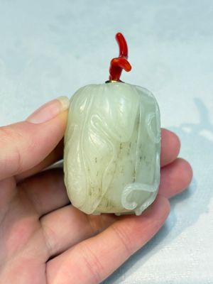 A Chinese carved jade melon-form snuff bottle with a red coral stopper, 1820-1880 — foto 2