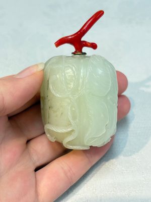 A Chinese carved jade melon-form snuff bottle with a red coral stopper, 1820-1880 — foto 3