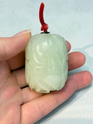 A Chinese carved jade melon-form snuff bottle with a red coral stopper, 1820-1880 — foto 4