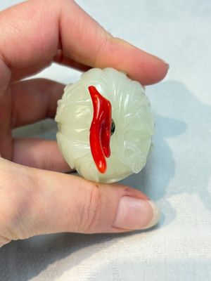 A Chinese carved jade melon-form snuff bottle with a red coral stopper, 1820-1880 — foto 5
