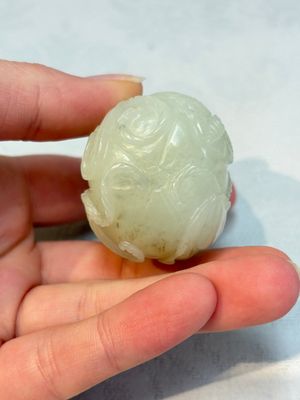 A Chinese carved jade melon-form snuff bottle with a red coral stopper, 1820-1880 — foto 6