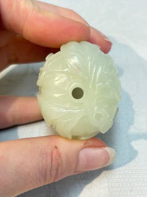 A Chinese carved jade melon-form snuff bottle with a red coral stopper, 1820-1880 — foto 7