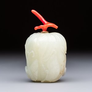 A Chinese carved jade melon-form snuff bottle with a red coral stopper, 1820-1880 — foto 1