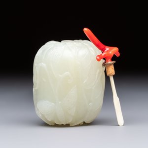 A Chinese carved jade melon-form snuff bottle with a red coral stopper, 1820-1880 — foto 2