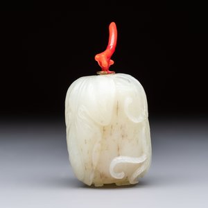 A Chinese carved jade melon-form snuff bottle with a red coral stopper, 1820-1880 — foto 3