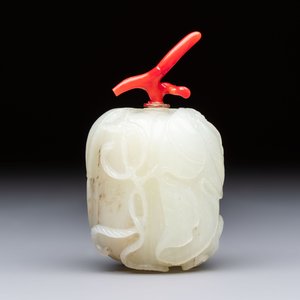A Chinese carved jade melon-form snuff bottle with a red coral stopper, 1820-1880 — foto 4