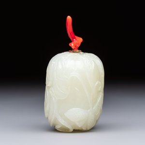 A Chinese carved jade melon-form snuff bottle with a red coral stopper, 1820-1880 — foto 5