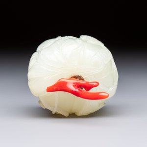 A Chinese carved jade melon-form snuff bottle with a red coral stopper, 1820-1880 — foto 6