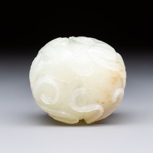 A Chinese carved jade melon-form snuff bottle with a red coral stopper, 1820-1880 — foto 7