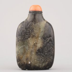 A Chinese carved jade snuff bottle — photo 1
