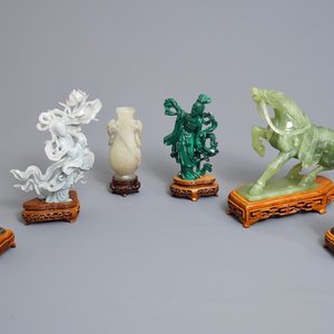 A Chinese carved jade vase and a group of hardstone figures, 19/20th C. — 照片 1