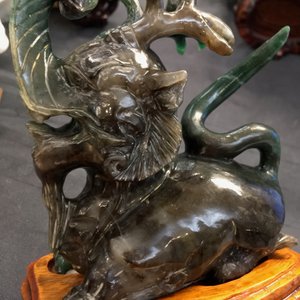 A Chinese carved jade vase and a group of hardstone figures, 19/20th C. — 照片 16