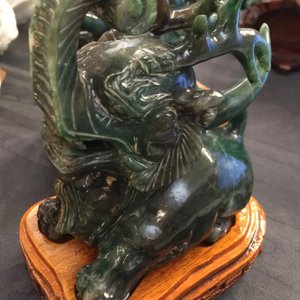 A Chinese carved jade vase and a group of hardstone figures, 19/20th C. — 照片 17