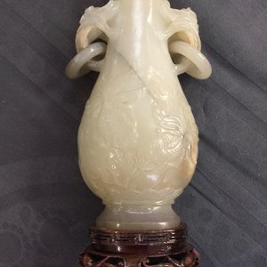 A Chinese carved jade vase and a group of hardstone figures, 19/20th C. — 照片 19