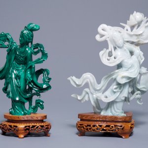 A Chinese carved jade vase and a group of hardstone figures, 19/20th C. — 照片 2