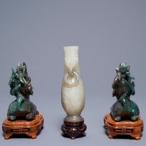 A Chinese carved jade vase and a group of hardstone figures, 19/20th C. — 照片 10