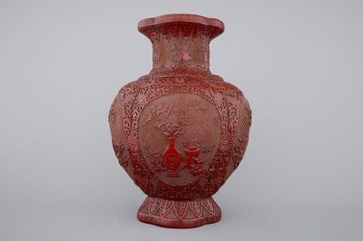 Un grand vase en lacque de Chine, marque doré de Qianlong, 18ème