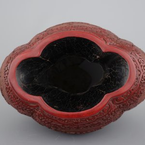 A Chinese carved lacquer vase with a gilt Qianlong mark, 18th C. — photo 5