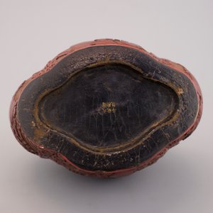 A Chinese carved lacquer vase with a gilt Qianlong mark, 18th C. — photo 6