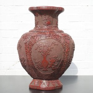 A Chinese carved lacquer vase with a gilt Qianlong mark, 18th C. — photo 7