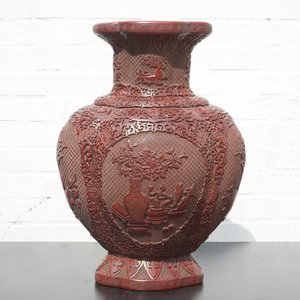 A Chinese carved lacquer vase with a gilt Qianlong mark, 18th C. — photo 9
