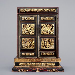 A Chinese carved, lacquered and gilt wood cabinet, 19th C. — 照片 1