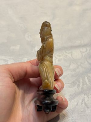 A Chinese carved mother-of-pearl figure of an official on wooden stand, 18/19th C. — photo 2