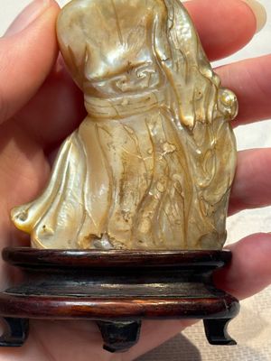 A Chinese carved mother-of-pearl figure of an official on wooden stand, 18/19th C. — photo 10