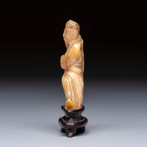A Chinese carved mother-of-pearl figure of an official on wooden stand, 18/19th C. — photo 3