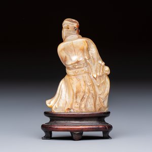 A Chinese carved mother-of-pearl figure of an official on wooden stand, 18/19th C. — photo 4