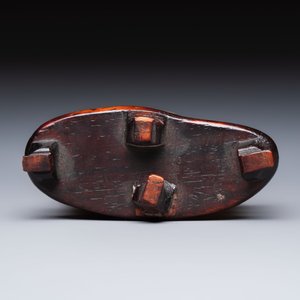 A Chinese carved mother-of-pearl figure of an official on wooden stand, 18/19th C. — photo 7