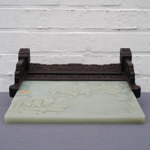 A Chinese carved pale celadon jade and hardwood table screen, 19/20th C. — photo 11