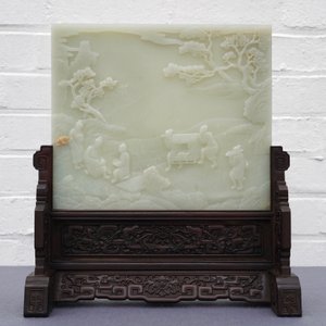A Chinese carved pale celadon jade and hardwood table screen, 19/20th C. — photo 6