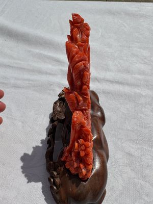 A Chinese carved red coral 'Birds and Flowers' group on a wooden stand, 19/20th C. — photo 3