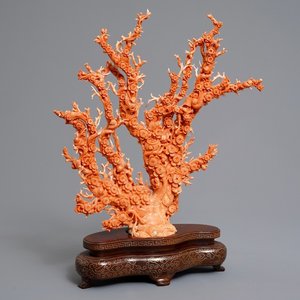 A Chinese carved red coral 'blossom tree' group on inlaid wooden stand, 19/20th C. — photo 1