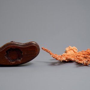 A Chinese carved red coral 'blossom tree' group on inlaid wooden stand, 19/20th C. — photo 6