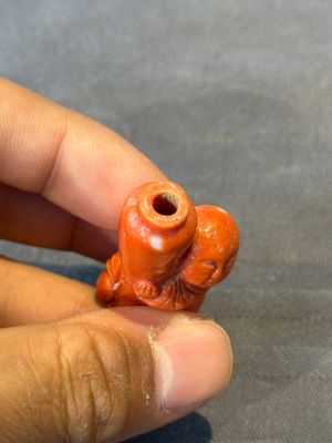 A Chinese carved red coral 'boy and vase' snuff bottle and stopper, 19th C. — photo 7