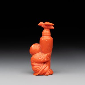 A Chinese carved red coral 'boy and vase' snuff bottle and stopper, 19th C. — photo 3