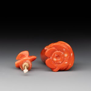 A Chinese carved red coral 'boy and vase' snuff bottle and stopper, 19th C. — photo 6