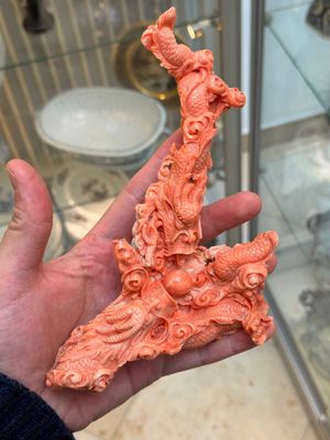 A Chinese carved red coral 'dragon' group, 19/20th C. — photo 1