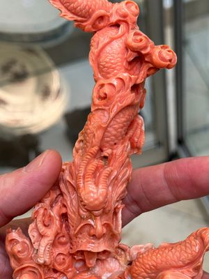 A Chinese carved red coral 'dragon' group, 19/20th C. — photo 11