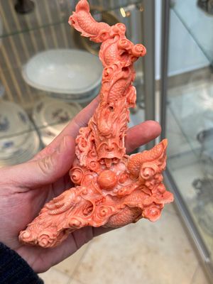 A Chinese carved red coral 'dragon' group, 19/20th C. — photo 2