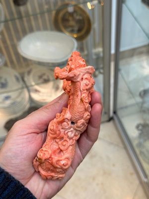 A Chinese carved red coral 'dragon' group, 19/20th C. — photo 3