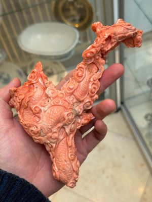 A Chinese carved red coral 'dragon' group, 19/20th C. — photo 4